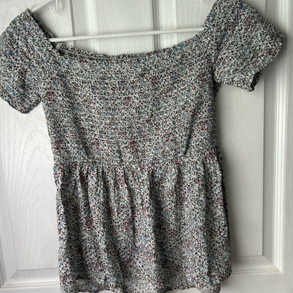 Old Navy off the shoulder flower top size small - Picture 3 of 4
